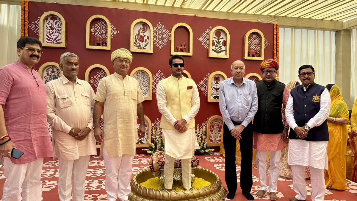 SSKharaBJP's tweet image. आज बड़ोदरा में श्री धर्मेन्द्रसिंह वाघेला, माननीय विधायक वाघोड़िया विधानसभा (गुजरात) के सुपुत्र श्री सिद्धराज सिंह के वैवाहिक समारोह में शामिल होकर नवविवाहित दम्पत्ति को शुभकामनाएँ प्रेषित कीं।

@dharmendrabapu_