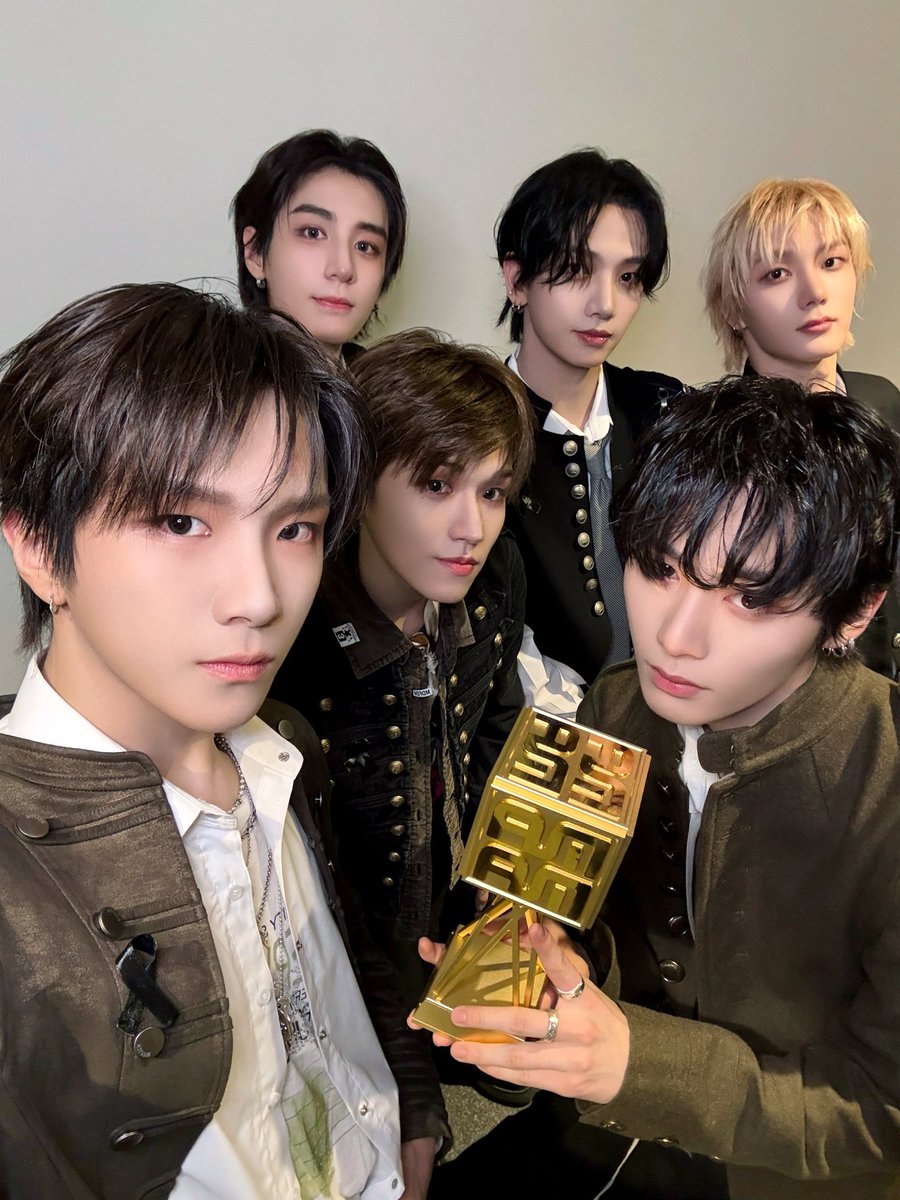 Hi Onedoor, last night we, BOYNEXTDOOR, attended the MAMA Awards, and guess what? We received a nomination for Favorite Male Group 🏆. We’re truly proud and deeply grateful, thank you for always supporting us.