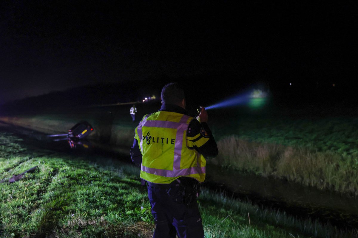 Auto te water langs de N381 bij Wijnjewoude; bestuurder gevlucht
