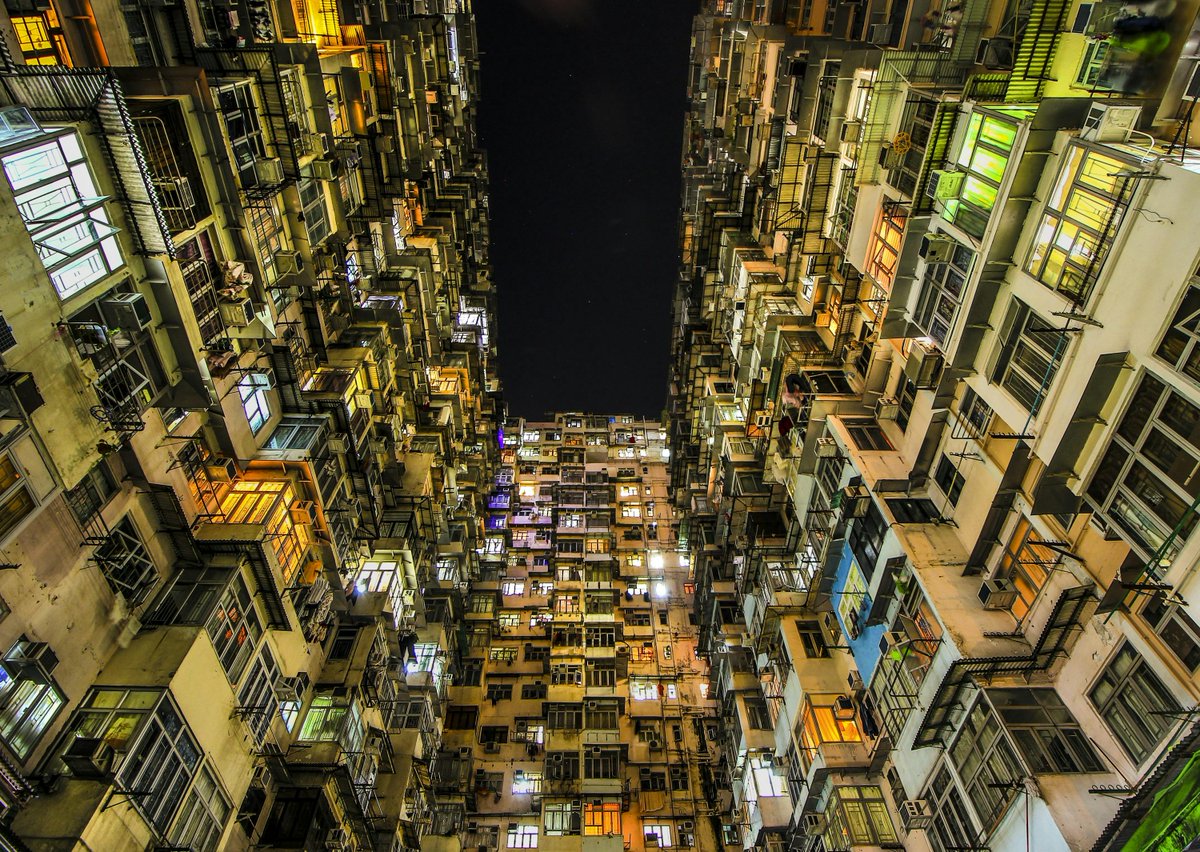 smartyrajesh513's tweet image. Hong Kong isn’t just a city — it’s a vertical ecosystem.  
Stand between two massive housing towers, look up, and you’re suddenly inside a man-made canyon.  
Glass, concrete, steel… rising like cliffs.  
#HongKong #Canyon #ConcreteJungle #ApartmentTour