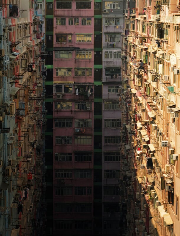 smartyrajesh513's tweet image. Hong Kong isn’t just a city — it’s a vertical ecosystem.  
Stand between two massive housing towers, look up, and you’re suddenly inside a man-made canyon.  
Glass, concrete, steel… rising like cliffs.  
#HongKong #Canyon #ConcreteJungle #ApartmentTour