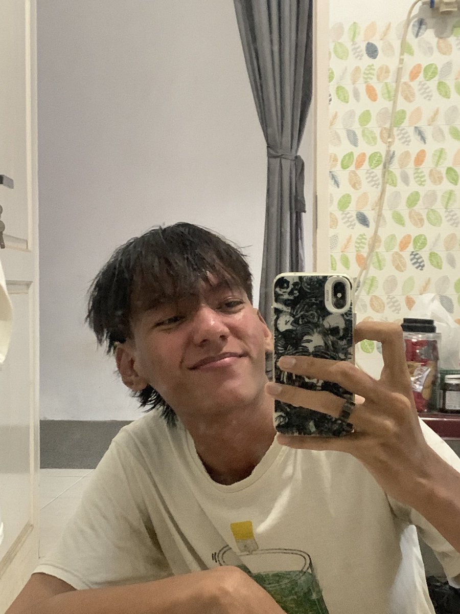 phuwin_pp's tweet photo. udh mandi udh wangy, peluk sini🤓 https://t.co/ZRwO9TFJs0
