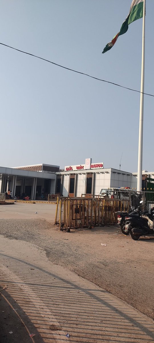 RajmalMeda's tweet image. Hello friends and indian peoples  me aapko btana chahta hu ki ye Dahod railway station pr online payment nhi hoga Kyu yha pesab krne ke liye aapko cash payment Krna hoga.#IRCTC #railmantri #indiarailway #guratmodal #modiji