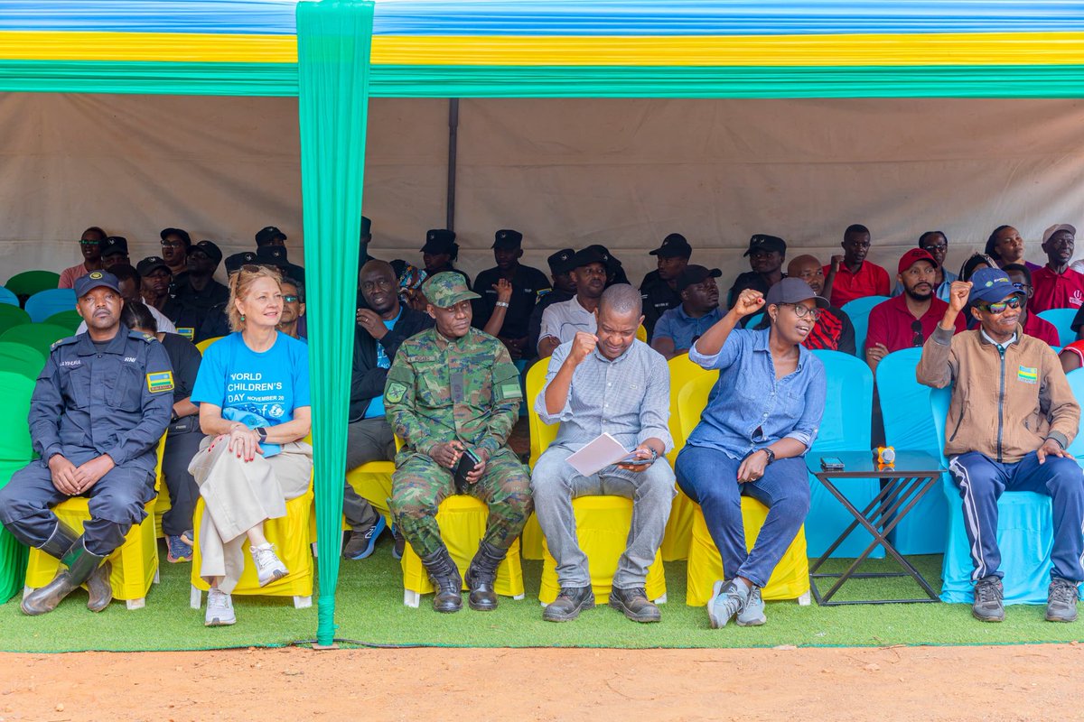 KicukiroDistr's tweet image. Umuyobozi w'Umujyi wa Kigali wungirije ushinzwe ubukungu n'imibereho y'abaturage @Urujeni1 yashimye abaturage bitabiriye umuganda abibutsa gukomeza #IsukuHose. Yasabye kandi abaturage gukumira no kurwanya ihohotera rishingiye ku gitsina kandi bagatangira amakuru ku gihe.