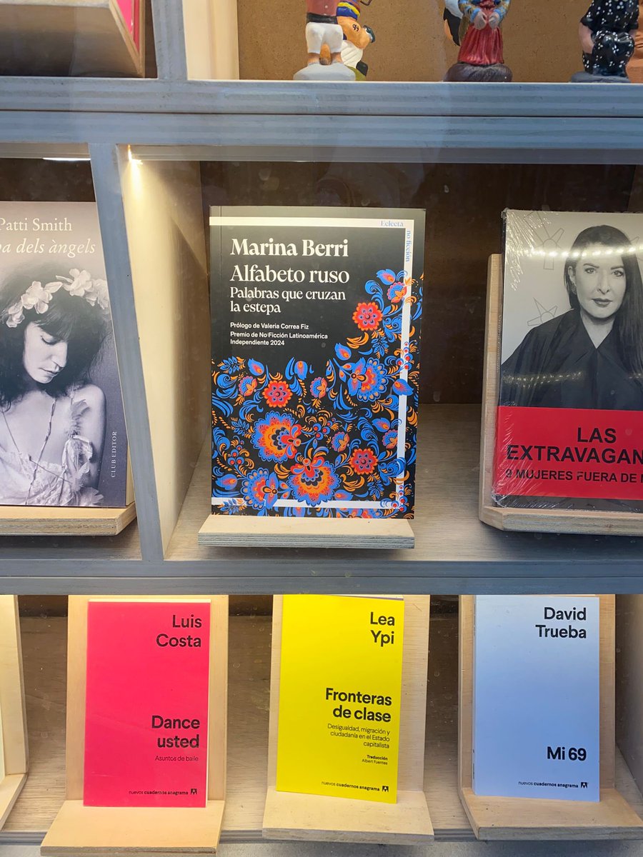 ¡Cómo luce #AlfabetoRuso en el escaparate de la <a href="/libreriabernat/">Librería +Bernat</a>!