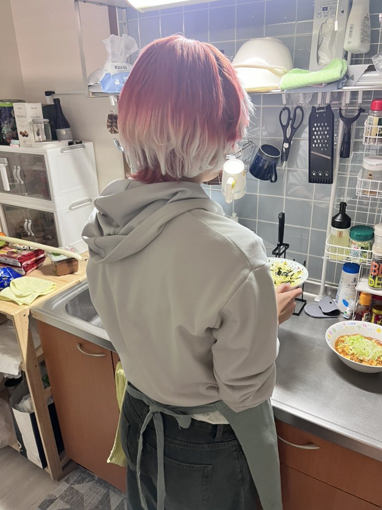 nevercommunity's tweet image. しごおわ帰宅…したらキッチンに鷹嶺が居た……(背面じゃ分かりづらいけど)