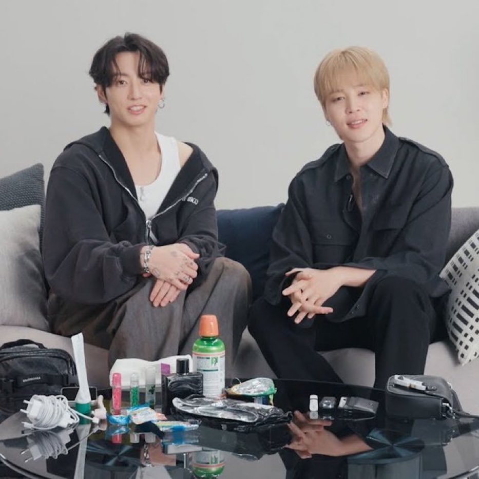 ninja_QoQ's tweet image. กระเป๋าน้องจองกุกคือกระเป๋าโดเรม่อนตัดมาที่กระเป๋าน้องจีมินกระจุ๋มกระจิ๋มมาก 5555555555