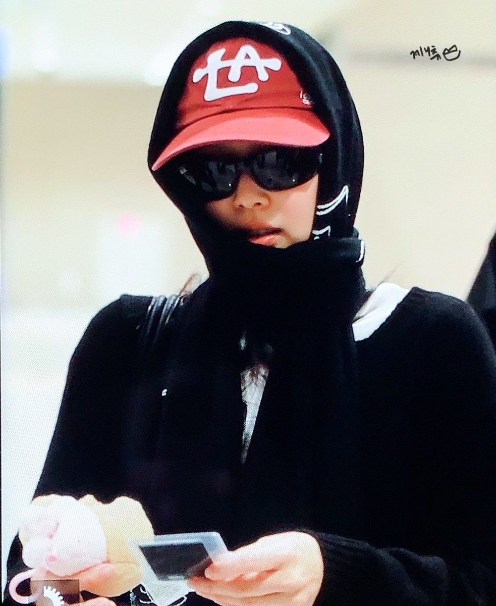 tjruby_'s tweet image. หมวกเจนนี่ที่ในแฟชั่นสนามบินใบนี้แบรนด์ Tamika zip เป็นโลคอลแบรนด์ของเกาหลีที่เพิ่งเปิดตัวได้ไม่นานเมื่อเดือนตุลาคมที่ผ่านมา ตอนนี้หมวกกำลังถูกสั่งซื้ออย่างต่อเนื่องขายดีจนแบรนด์รีสต๊อกไม่ทัน ล่าสุดทางแบรนด์ออกมาแจ้งได้เปิดเป็น pre-order และจะจัดส่งช่วงกลางเดือนธันวาคม