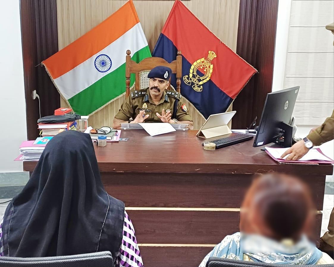 digmoradabad's tweet image. .@digmoradabad @IPSMUNIRAJ G द्वारा परिक्षेत्रीय कार्यालय, मुरादाबाद पर #जनसुनवाई कर फरियादियों की समस्याओं को सुना गया एवं उनकी समस्याओं के उचित, गुणवत्तापूर्ण व समयबद्ध निस्तारण हेतु सम्बन्धित को आवश्यक दिशा-निर्देश दिए।
#UPPolice 
#upgovt