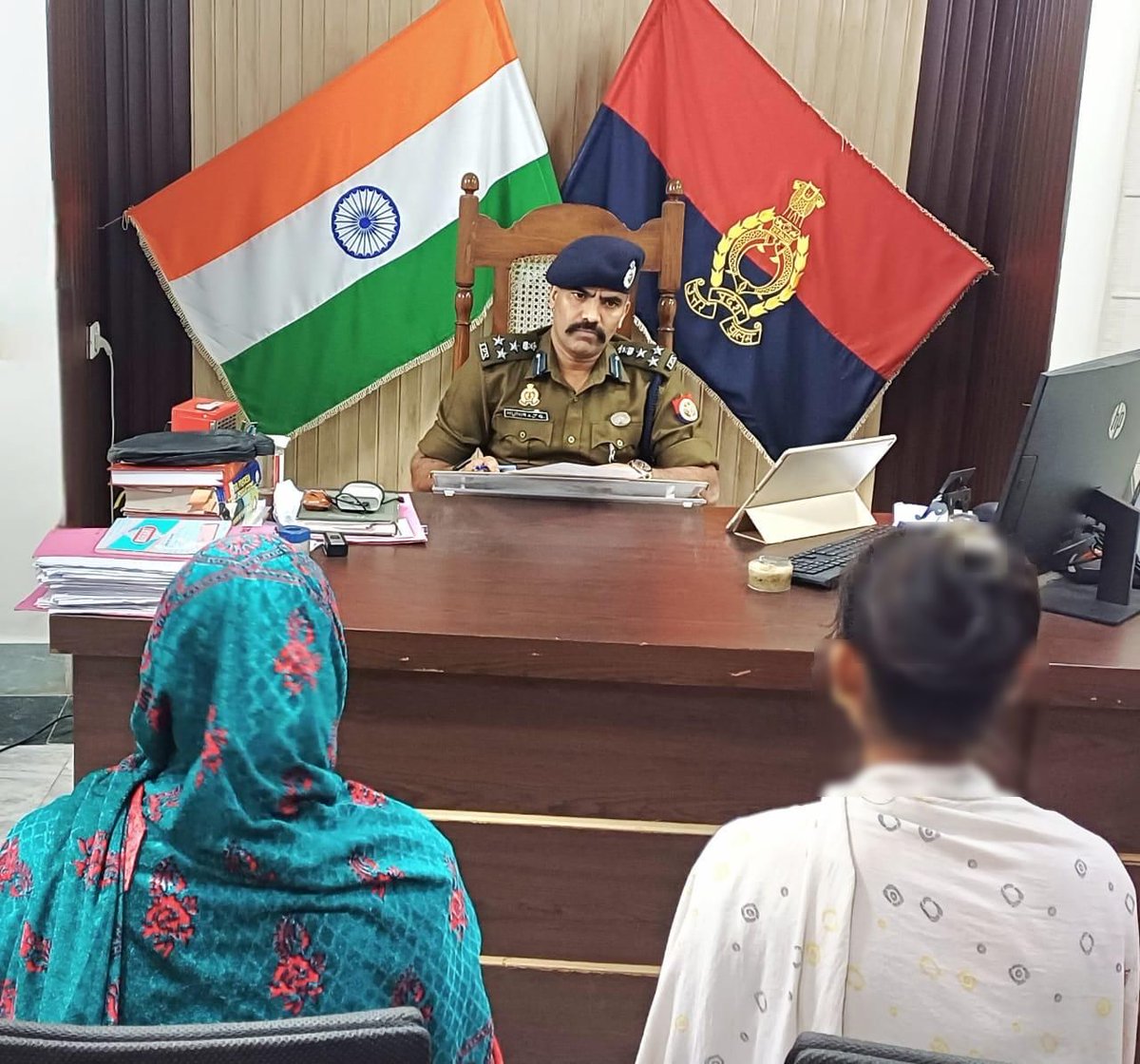 digmoradabad's tweet image. .@digmoradabad @IPSMUNIRAJ G द्वारा परिक्षेत्रीय कार्यालय, मुरादाबाद पर #जनसुनवाई कर फरियादियों की समस्याओं को सुना गया एवं उनकी समस्याओं के उचित, गुणवत्तापूर्ण व समयबद्ध निस्तारण हेतु सम्बन्धित को आवश्यक दिशा-निर्देश दिए।
#UPPolice 
#upgovt