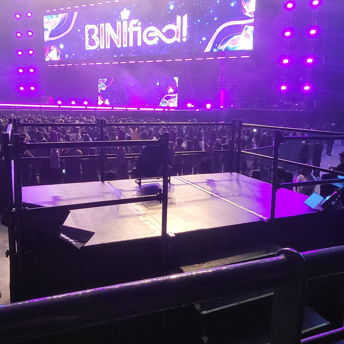 Kung pupunta man #Bini dito sa mini stage na to, then i'm one if the luckiest..ang lapit..
#BINIFIED