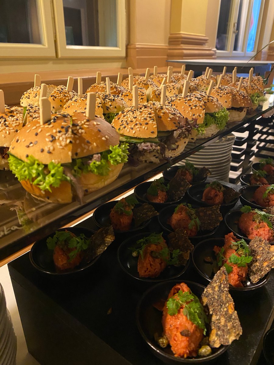 ProVeg_Int's tweet image. Last week,  ProVeg Czechia partnered with the organisers of the Vyspělé Česko conference in Prague to offer delicious, sustainable catering. 🌱 The event brought together 350 attendees who enjoyed 100% plant-based menu selected with the support of ProVeg Czechia.