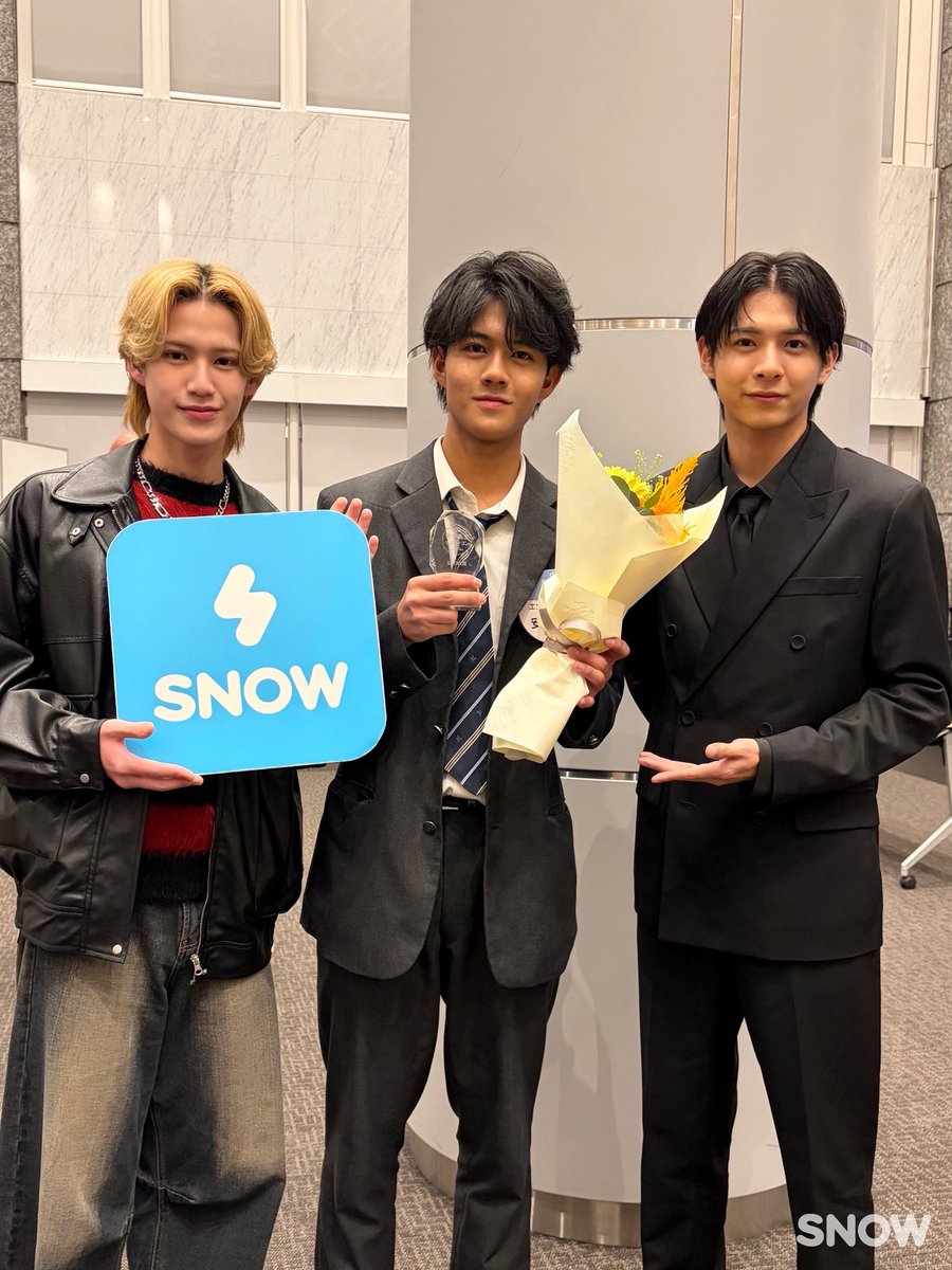 SNOW_jp_SNOW's tweet photo. 歴代SNOW BOYと新SNOW BOYによる特別カット🩵✨

3代目 SNOW BOY @komiyario_1119 
9代目SNOW BOY @seri__matsui 
10代目 SNOW BOY @DKshion_ando https://t.co/ibUJ7ymMWl