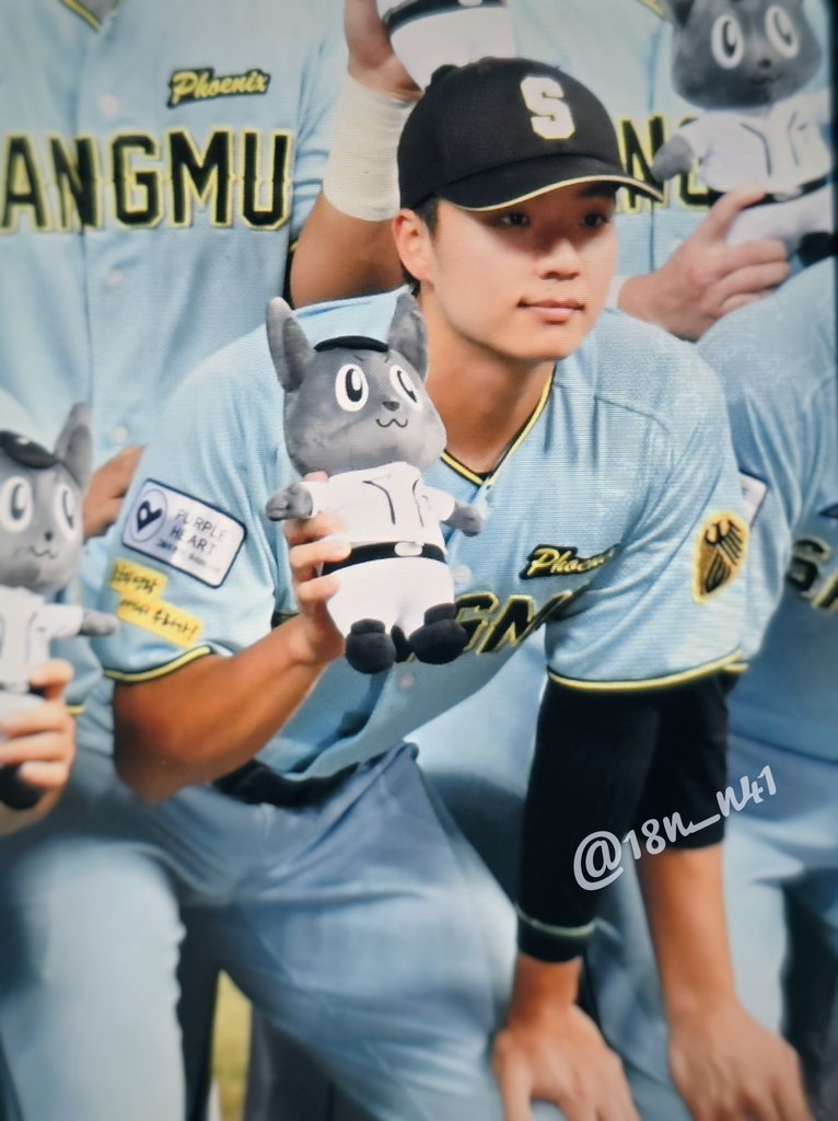 오늘 한국연합팀 마지막 경기라고
대만선수단에서 인형 선물해줘서 인형들고 단체사진ㅋㅋㅋ