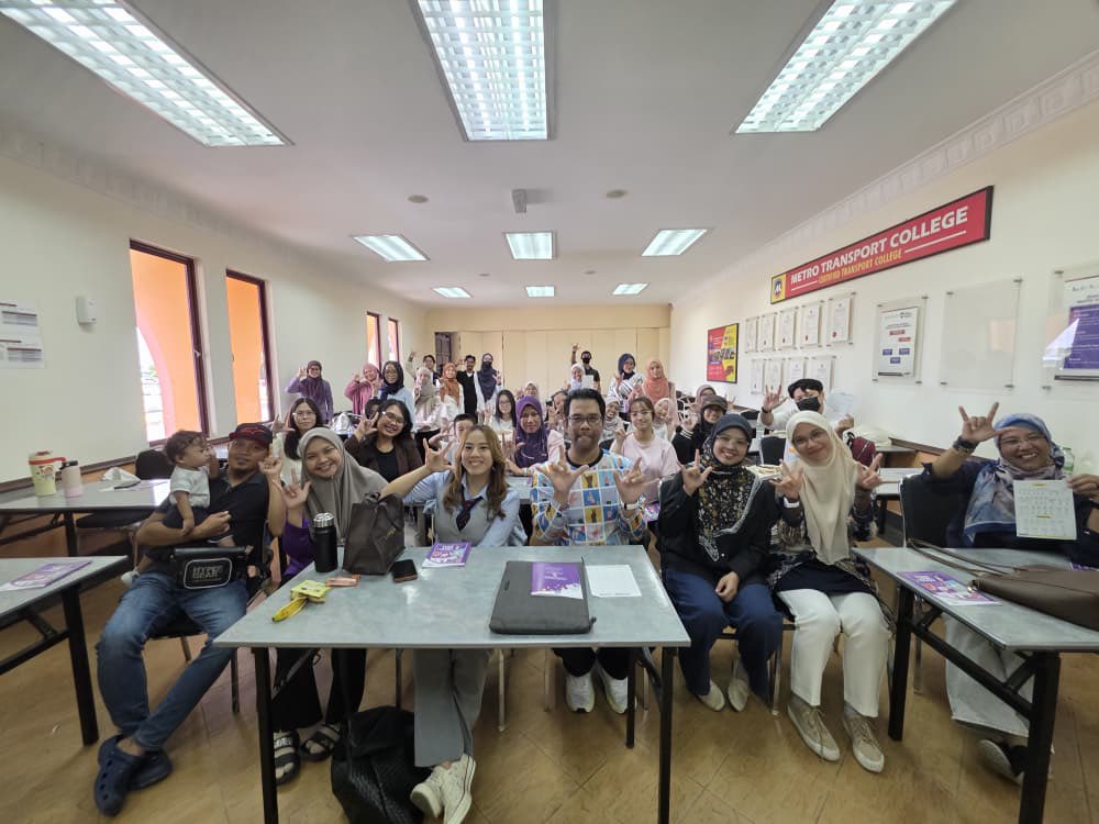 signonmalaysia's tweet photo. Album #SignOn November 2025.
Jemput lihat program Belajar Asas Bahasa Isyarat percuma kami bagi sesi November 2025. 😊😊
Link : https://t.co/9xytt4QF73
Mohon share ya! https://t.co/TzNRWesiRw