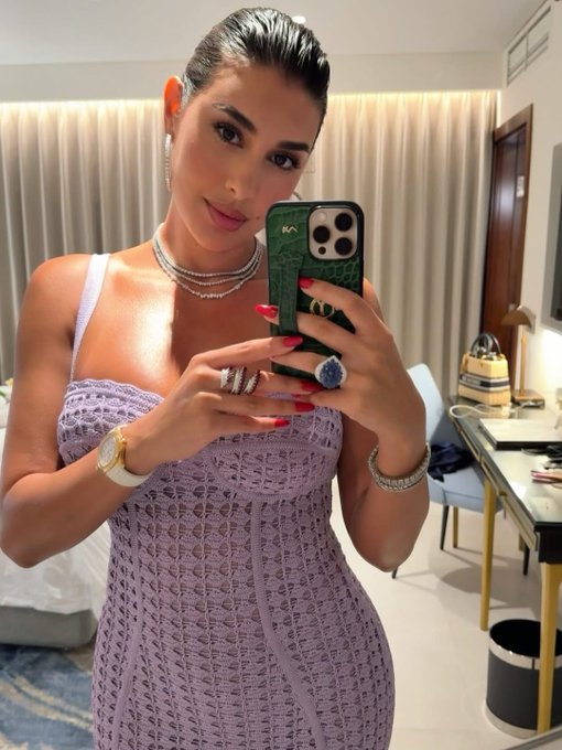 كيف تبدين أجمل من خلال كاميرا السيلفي او انعكاس المرآة على طريقة النجمات؟ 