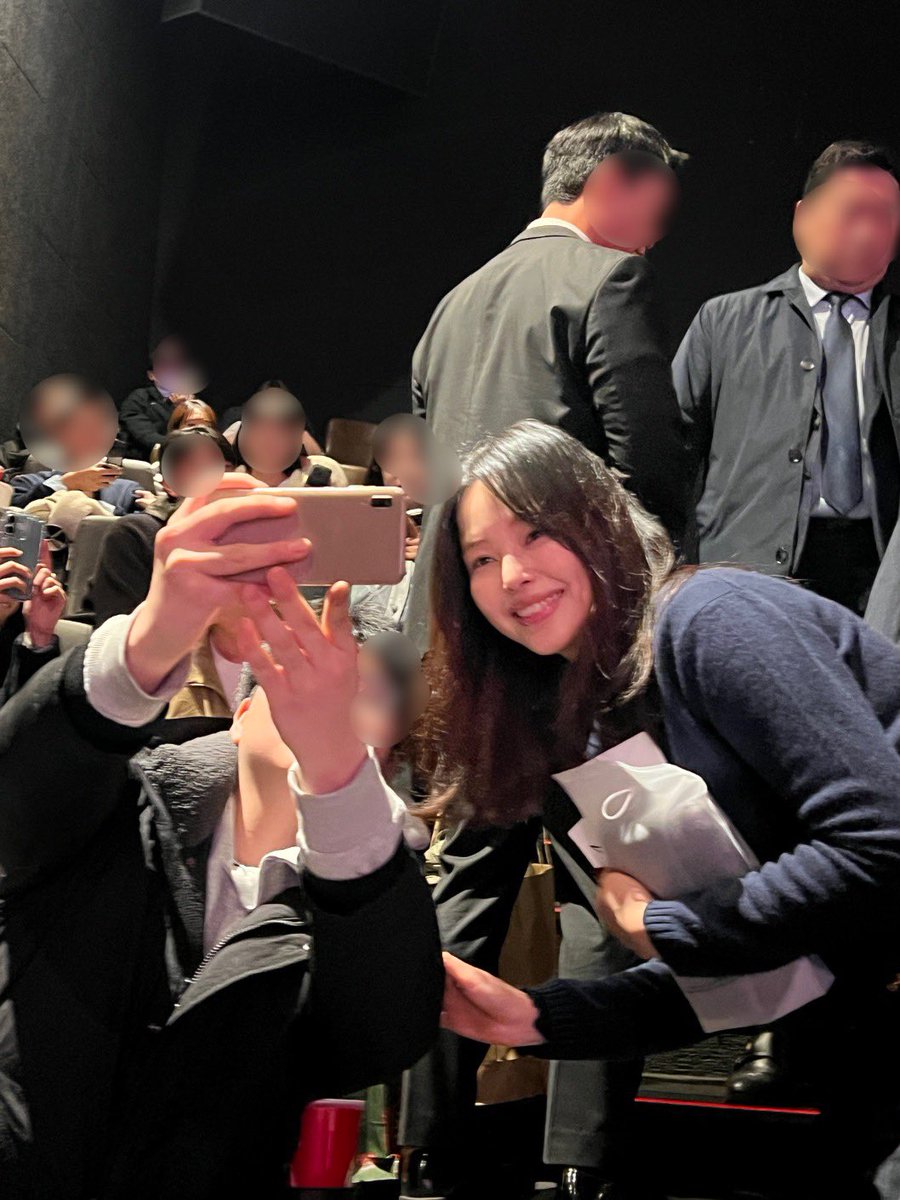 조금 더 일찍 방문해 주신 관객 여러분과의 만남🧡
<윗집 사람들>을 향한 뜨거운 반응,,너무 좋았어요😉

황금 주말 <윗집 사람들>과 함께해 주신 관객 여러분 감사합니다‼️
내일도 만나요👋🏻

<윗집 사람들> 12월 3일 극장 대개봉🗣️

#윗집사람들 #하정우 #공효진 #김동욱 #이하늬