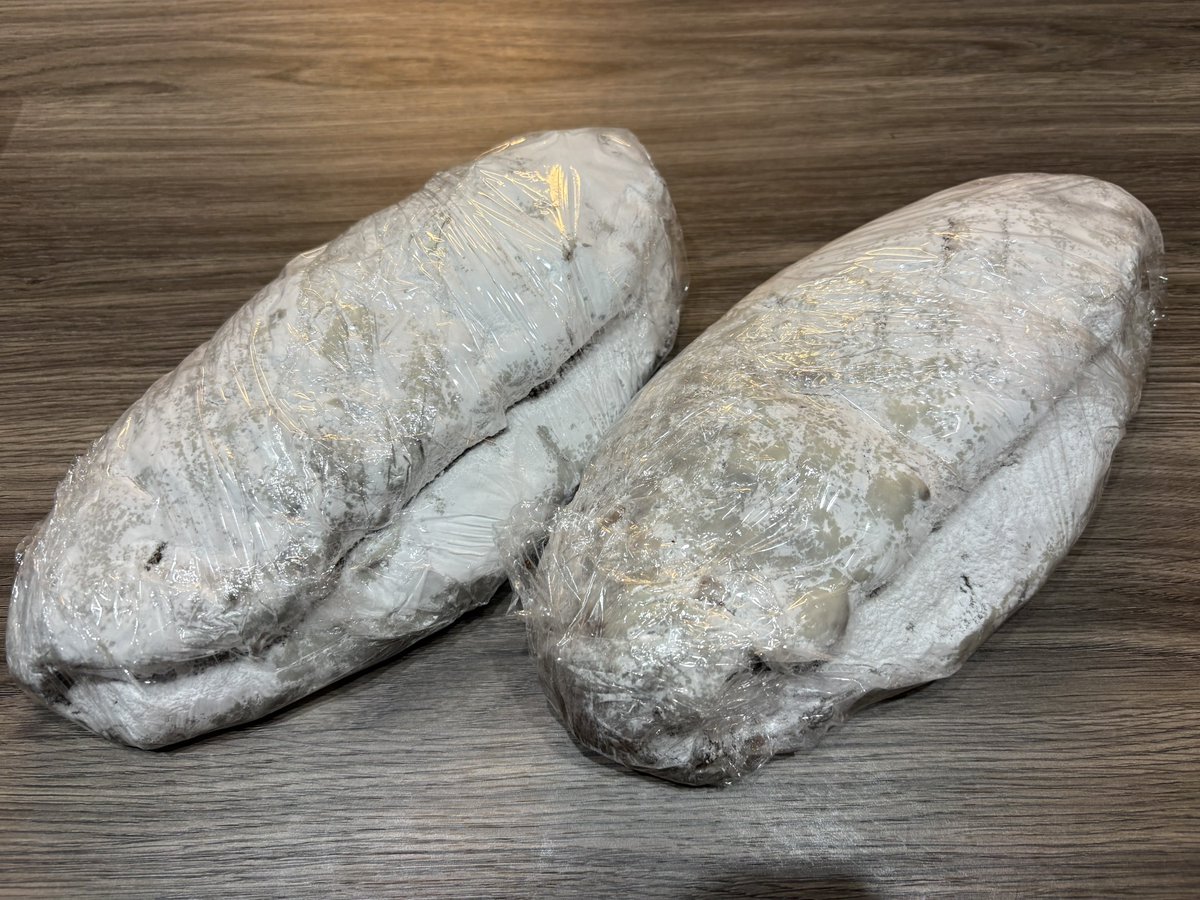 今年焼いたのは栗のラム酒漬けのカカオシュトレンです。
ココアパウダーとオレンジピール入り。