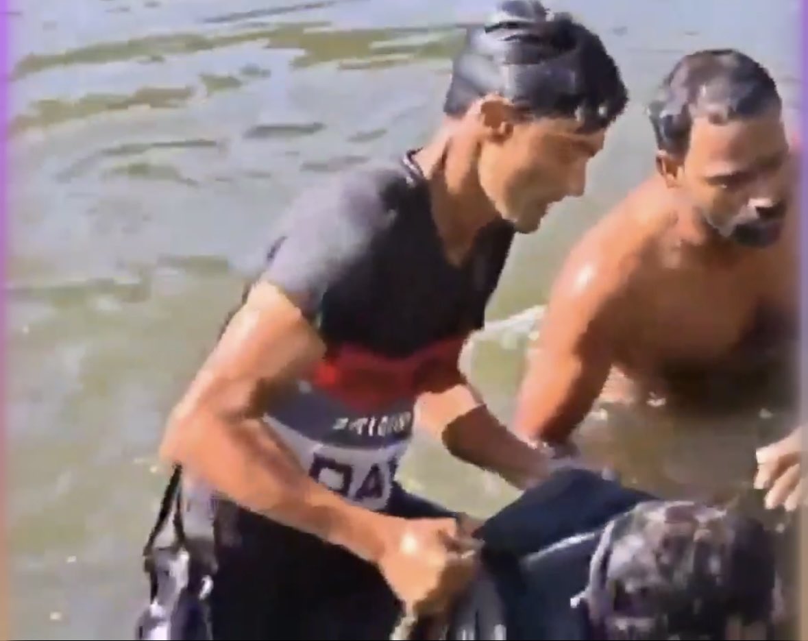 sauravyadav1133's tweet image. ये तस्वीरें यूपी के पीलीभीत की हैं जहां शुभम तिवारी कार समेत नदी में गिर जाता है और नाव पर सवार फैज़ल उसे बचाने की पूरी कोशिश कर रहा है।
वीडियो दिल की धड़कनें बढ़ाने वाला है क्योंकि कार धीरे-धीरे डूब रही है और फैज़ल अपनी जान पर खेलकर उसे निकालने की कोशिश कर रहा है फिर देखते ही…