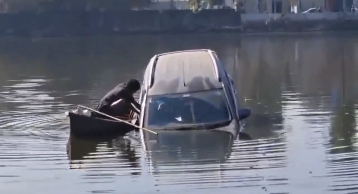 sauravyadav1133's tweet image. ये तस्वीरें यूपी के पीलीभीत की हैं जहां शुभम तिवारी कार समेत नदी में गिर जाता है और नाव पर सवार फैज़ल उसे बचाने की पूरी कोशिश कर रहा है।
वीडियो दिल की धड़कनें बढ़ाने वाला है क्योंकि कार धीरे-धीरे डूब रही है और फैज़ल अपनी जान पर खेलकर उसे निकालने की कोशिश कर रहा है फिर देखते ही…