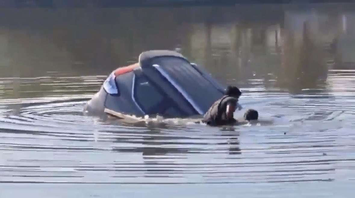 sauravyadav1133's tweet image. ये तस्वीरें यूपी के पीलीभीत की हैं जहां शुभम तिवारी कार समेत नदी में गिर जाता है और नाव पर सवार फैज़ल उसे बचाने की पूरी कोशिश कर रहा है।
वीडियो दिल की धड़कनें बढ़ाने वाला है क्योंकि कार धीरे-धीरे डूब रही है और फैज़ल अपनी जान पर खेलकर उसे निकालने की कोशिश कर रहा है फिर देखते ही…