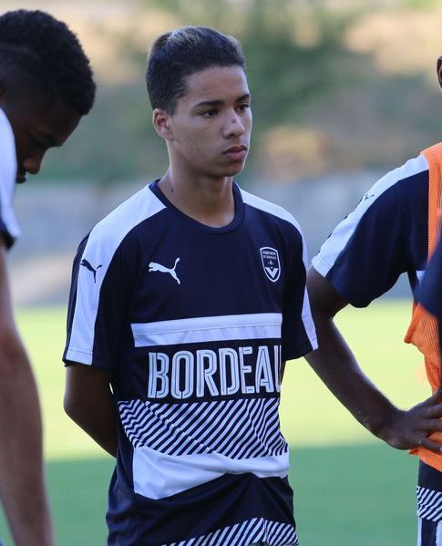 _BeFootball's tweet image. « 𝗢𝗡 𝗔 𝗝𝗢𝗨𝗘́ 𝗖𝗢𝗡𝗧𝗥𝗘 𝗟𝗜𝗟𝗟𝗘, 𝗝’𝗘́𝗧𝗔𝗜𝗦 𝗖𝗔𝗣𝗜𝗧𝗔𝗜𝗡𝗘, 𝗝𝗘 𝗠𝗘 𝗥𝗘𝗚𝗔𝗥𝗗𝗘 𝗙𝗔𝗖𝗘 𝗔̀ 𝗚𝗜𝗥𝗢𝗨𝗗 🇫🇷, 𝗝𝗘 𝗥𝗜𝗚𝗢𝗟𝗘. 🤣 »

L’autodérision d’Ilan Kebbal 🇩🇿 sur son physique (𝗯𝗼𝘀𝘀𝗲𝘇 𝗹𝗲𝘀 𝗷𝗮𝗺𝗯𝗲𝘀 𝗰𝗼𝗺𝗺𝗲 𝗹𝘂𝗶):

« 𝗤𝗨𝗔𝗡𝗗…