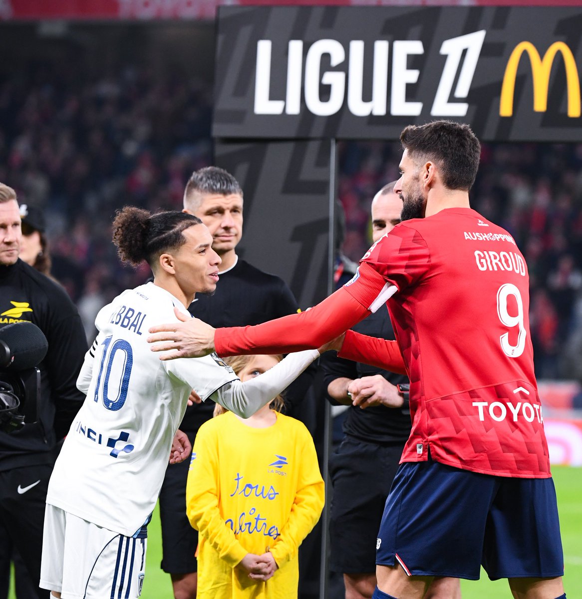 _BeFootball's tweet image. « 𝗢𝗡 𝗔 𝗝𝗢𝗨𝗘́ 𝗖𝗢𝗡𝗧𝗥𝗘 𝗟𝗜𝗟𝗟𝗘, 𝗝’𝗘́𝗧𝗔𝗜𝗦 𝗖𝗔𝗣𝗜𝗧𝗔𝗜𝗡𝗘, 𝗝𝗘 𝗠𝗘 𝗥𝗘𝗚𝗔𝗥𝗗𝗘 𝗙𝗔𝗖𝗘 𝗔̀ 𝗚𝗜𝗥𝗢𝗨𝗗 🇫🇷, 𝗝𝗘 𝗥𝗜𝗚𝗢𝗟𝗘. 🤣 »

L’autodérision d’Ilan Kebbal 🇩🇿 sur son physique (𝗯𝗼𝘀𝘀𝗲𝘇 𝗹𝗲𝘀 𝗷𝗮𝗺𝗯𝗲𝘀 𝗰𝗼𝗺𝗺𝗲 𝗹𝘂𝗶):

« 𝗤𝗨𝗔𝗡𝗗…