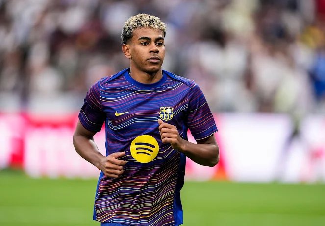 oku_yungx's tweet image. 🔵🔴It’s becoming very clear that left-backs now prepare specifically for Lamine Yamal. In our last three big games, the opposing LBs were exceptional, and you can tell their primary assignment was to shut him down. What I don’t understand is why his coaching team hasn’t advised