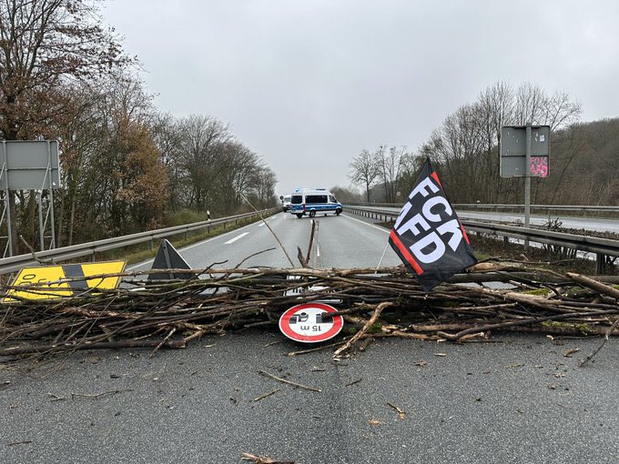 Wer Straßen blockiert, Politiker angreift &amp; PKWs mit Steinen bewirft, ist kein Demokrat &amp; macht am Ende des Tages vor allem Wahlkampf für die #AfD 

All die radikalen Proteste stärken vor allem den Zusammenhalt der #AfDJugend &amp; verhindern eine inhaltliche Auseinandersetzung.