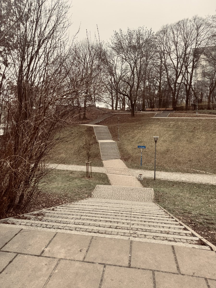 Piękny to poranek. Black Hat Run - Przegląd warszawskich schodów 🤪🏃‍♂️ Calutka skarpa Wiślana, góra - dół, schody, schody i jeszcze raz schody. Pięknie wchodzi i końca nie widać. Taka odmiana. Dobrego dnia Rodacy 😋🏃‍♂️