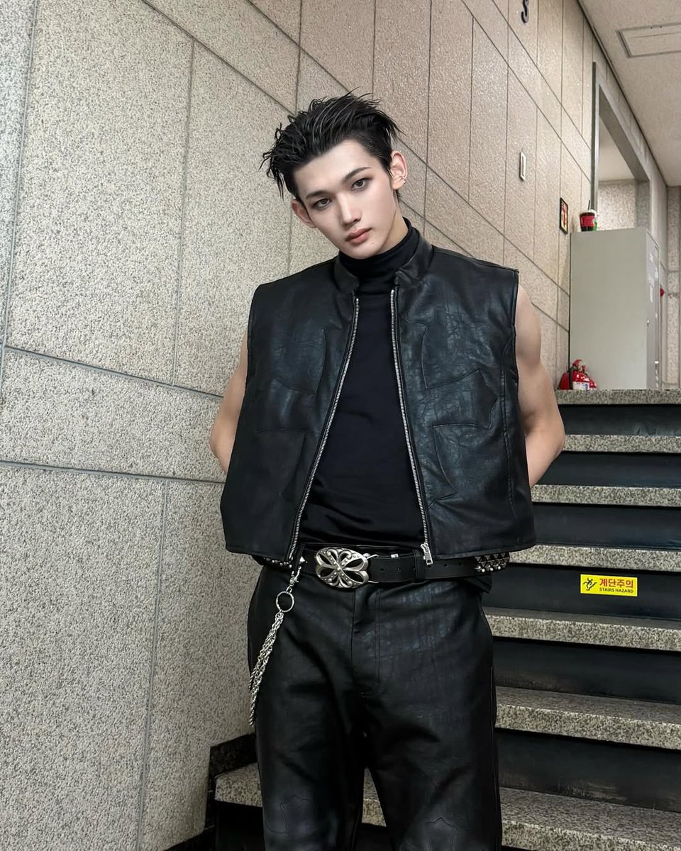 anonymousbread8's tweet image. his arms and his waist do they both want me dead