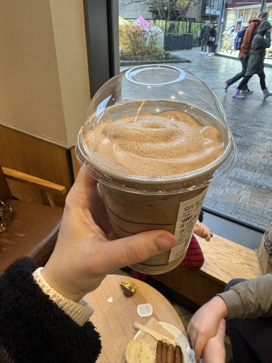 Anna_Rackham's tweet photo. @StarbucksUK what I ordered vs what I got…

When I pointed the abysmal difference to your staff at Bracknell, they just shrugged their shoulders and said “that’s how we make them”. 

Not acceptable https://t.co/zWktCkqina