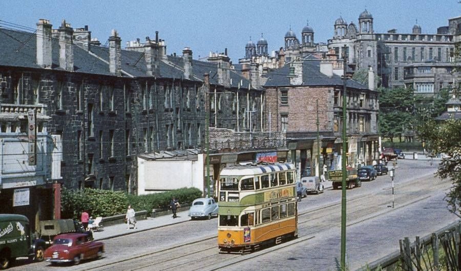 Looking along Battlefield Rd, late 50s. In the distance we can see the Victoria Infirmary and Battlefield Rest. On the left is the Tonic cinema, now the site of a Sainsbury's. That middle tenement is rather wonky so it's no surprise that it was truncated.
 
📷 Jim Campbell
