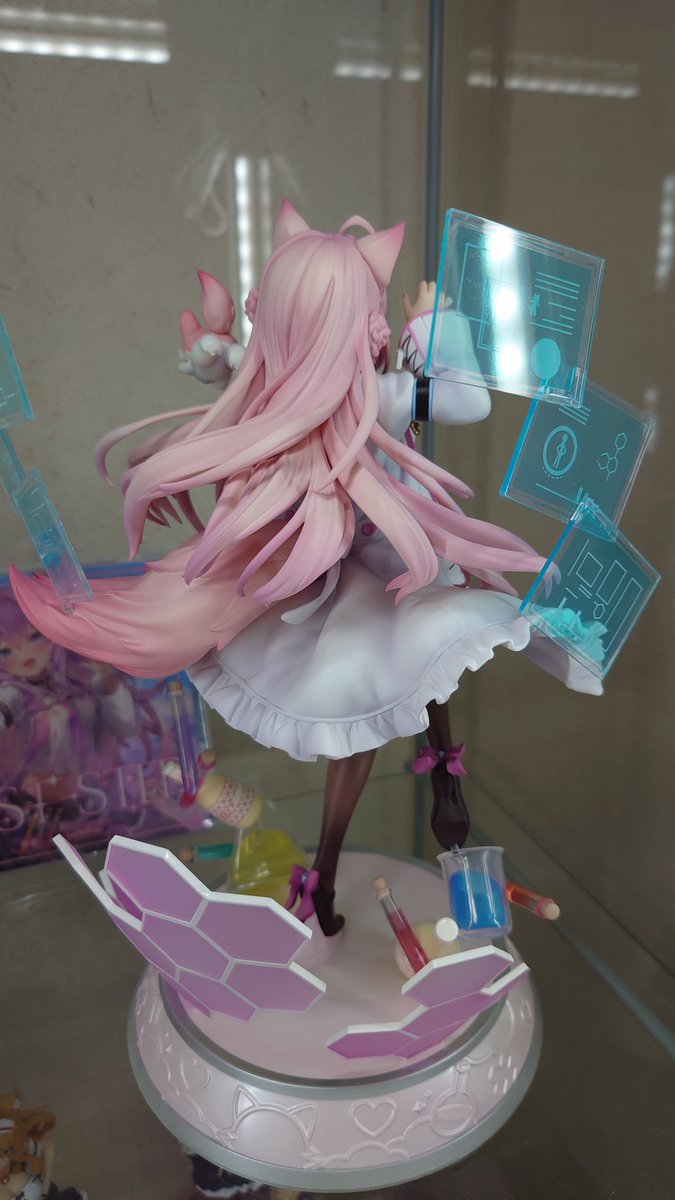 ももこ先生の踊り子ちゃんの横にこよちゃん飾ることにしました♪
めちゃくちゃ可愛い。

台座も色々なものついててすごく素敵なんよね〜
これはお値段以上♪