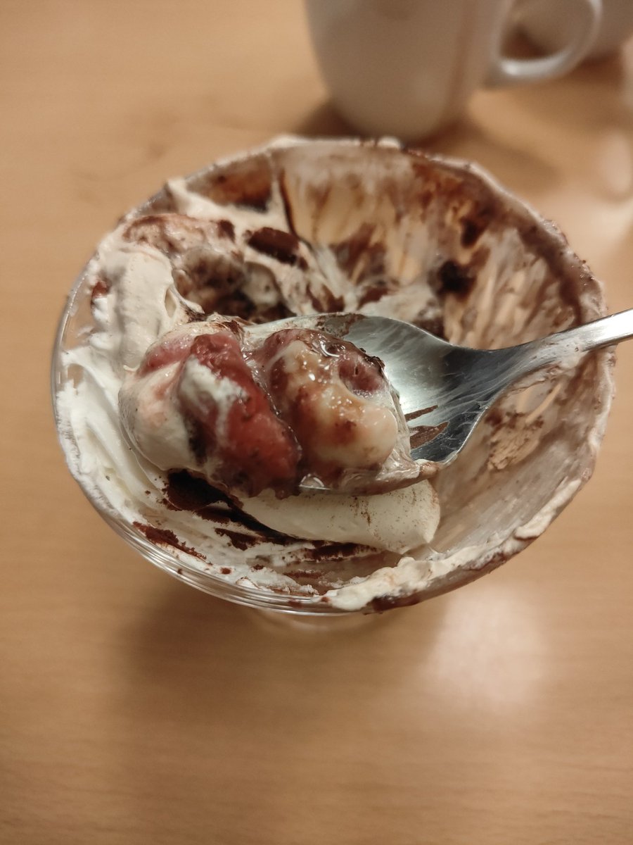 #ジョイフル にて、ティラミスパフェを頼んだら中にイチゴが…♡思いがけない事にちょっとした喜びを感じてみたり。 #ちょっとした事が幸せ