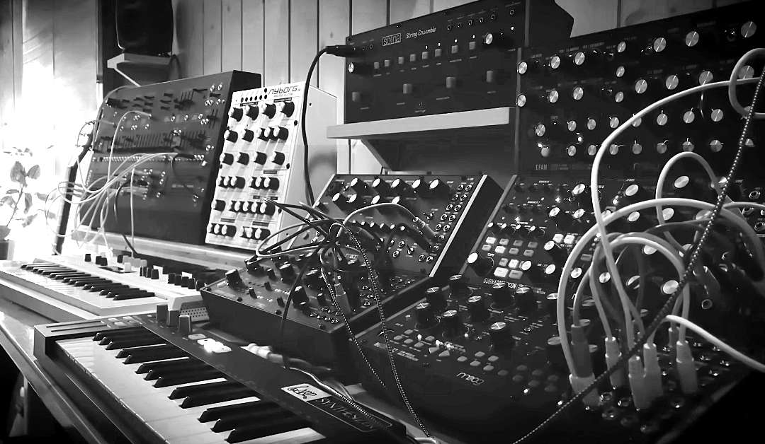 Berlin School style jamming
live Ambient Music  –  by RandomVoltage

youtube.com/watch?v=VeK346…

#moog #arp2600 #minifreak #solina #synthesizer #spacemusic