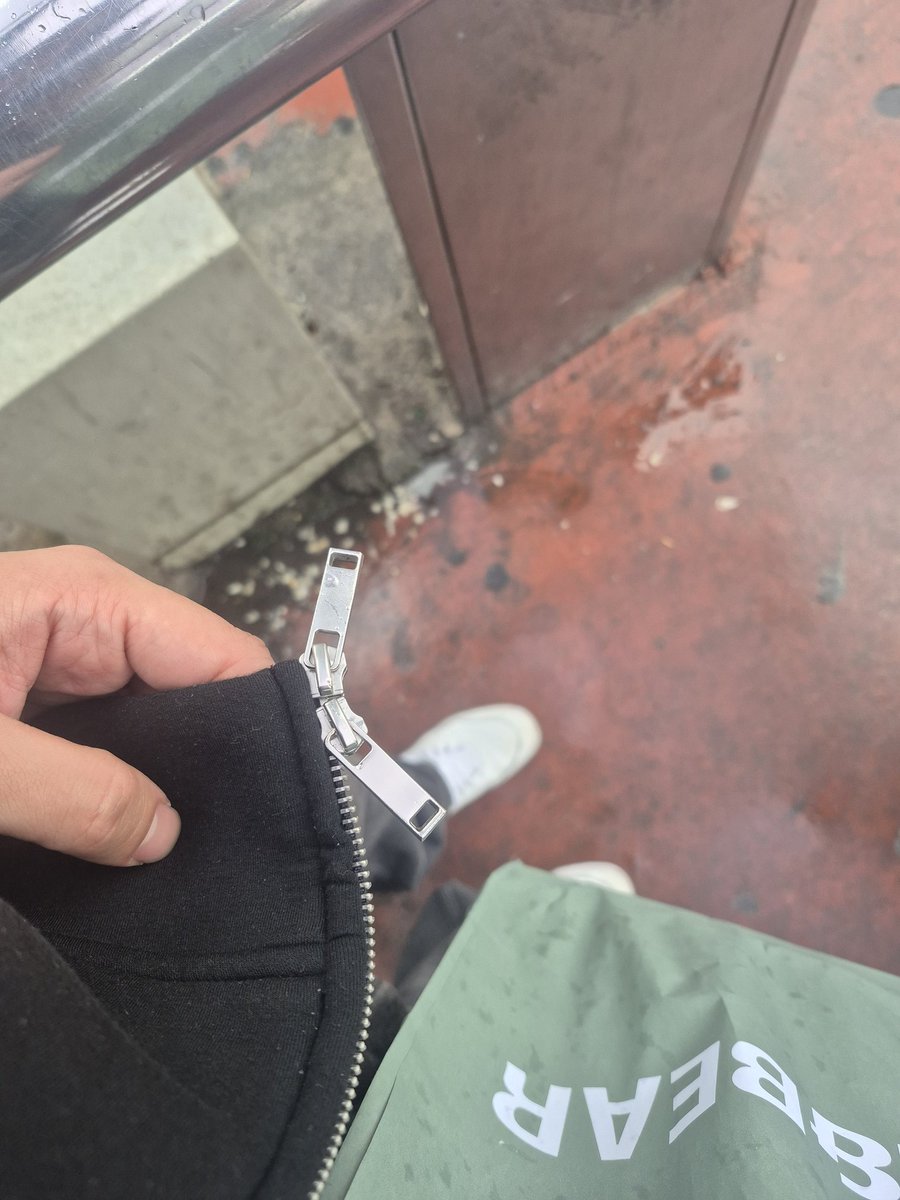 Şu iki fermuar ucu saçmalığını kim çıkardı başımıza ne gereksiz bi şey aq ya