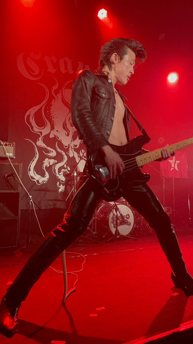 ジョニーダイゴさん世界一かっこいいロックンロール三角形では？？？