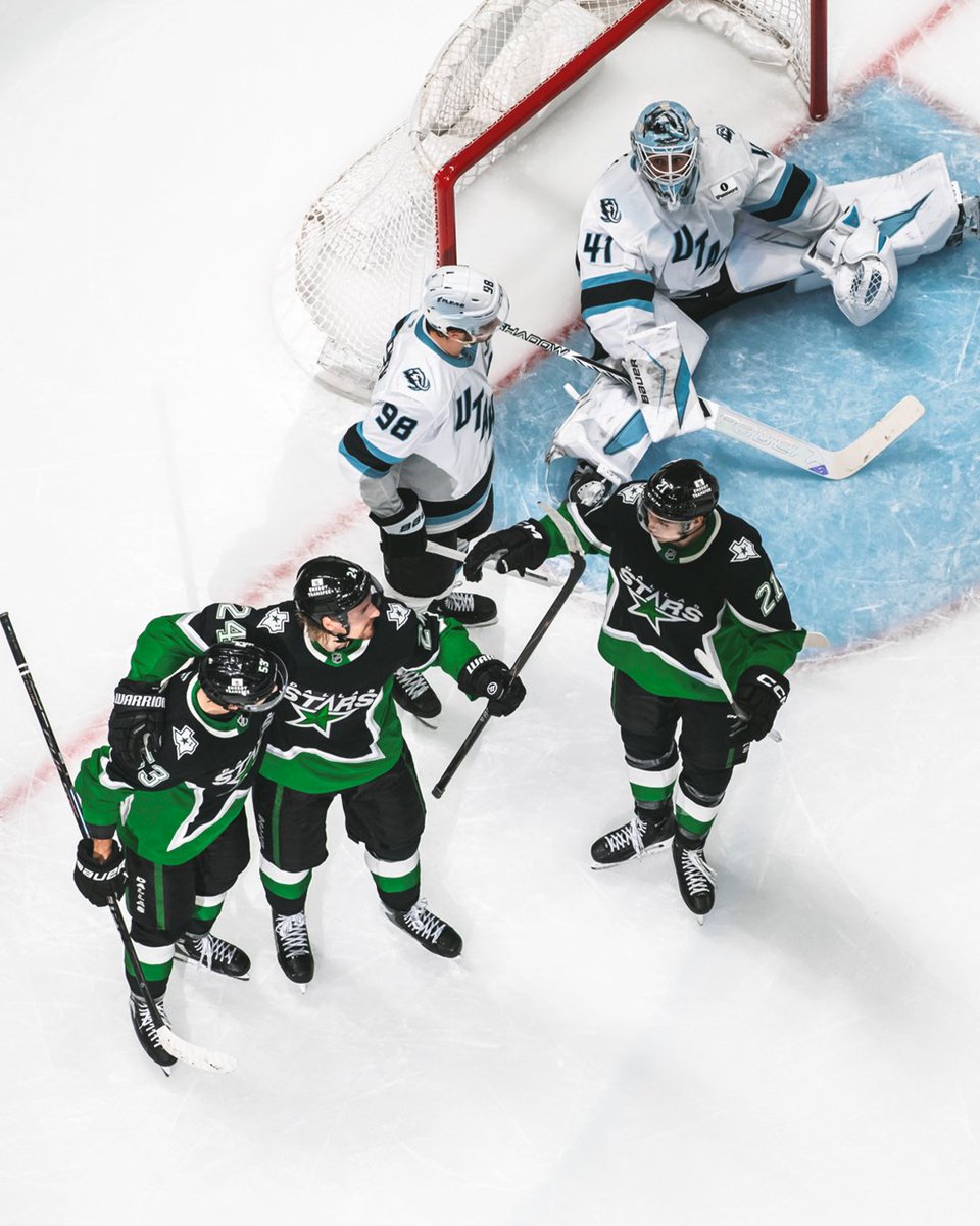DallasStars's tweet photo. How can you not be romantic about hockey? https://t.co/bFn87l7aTR