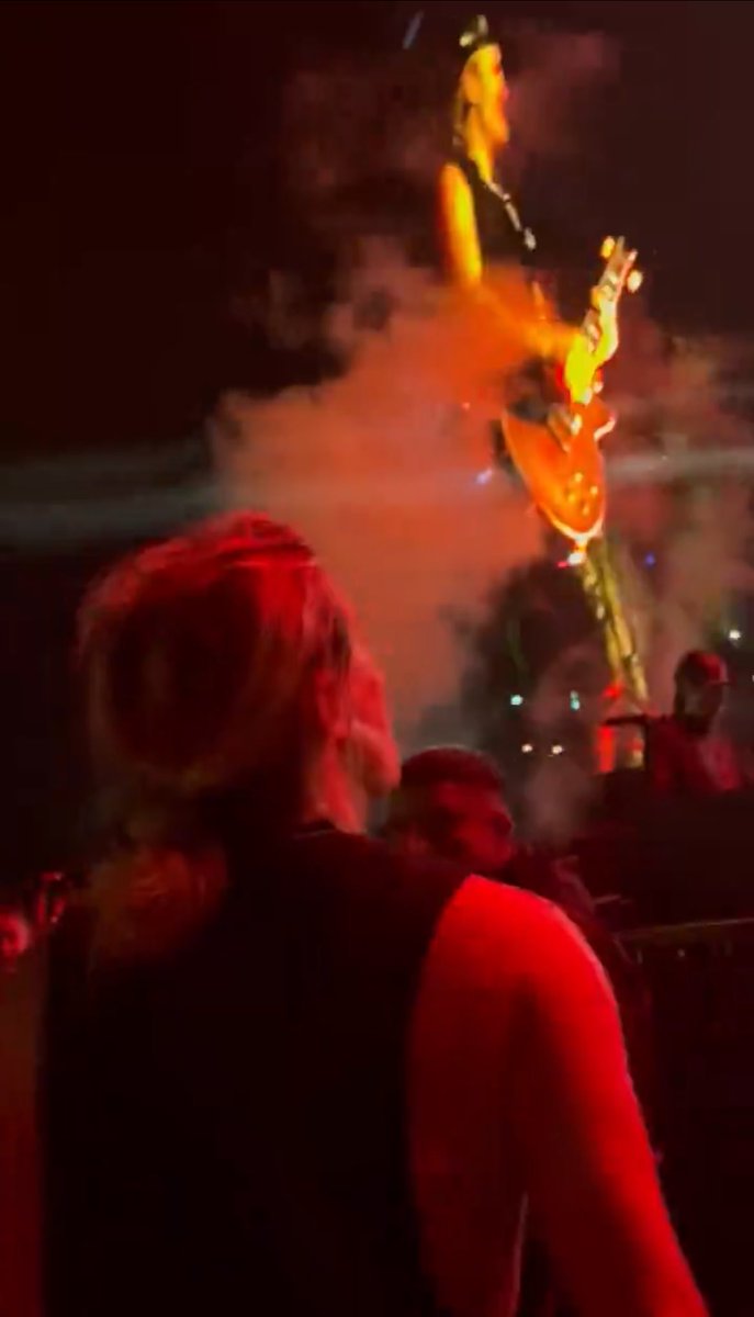 flavs96's tweet image. Mira las fotos que te saque gordi, mientras mirábamos a una banda under llamada erbak o algo así, no recuerdo bien me perdí en tus ojos