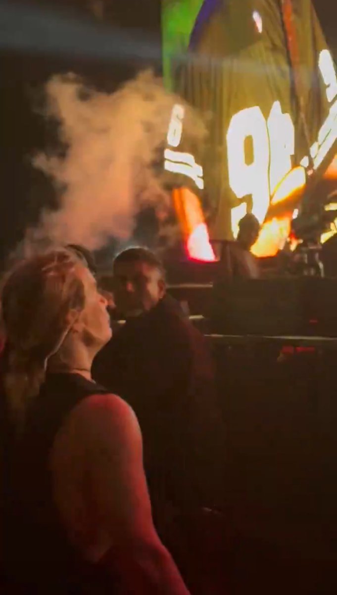 flavs96's tweet image. Mira las fotos que te saque gordi, mientras mirábamos a una banda under llamada erbak o algo así, no recuerdo bien me perdí en tus ojos