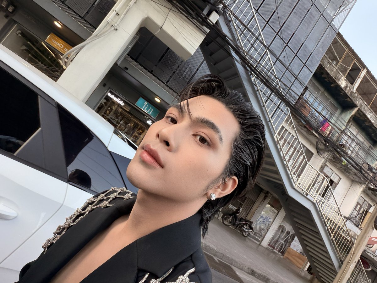 เป็นวันที่นั่งวินหล่อที่สุดในชีวิตแล้วหละนะ 5555555 ปล.ขออภัยที่ไม่ได้ใส่หมวกกันน๊อคครับ พี่คนขับไม่ได้พกหมวกมาด้วย และใครมาสยามตอนนี้กลับทันนะครับ รถติดไปจนถึงอโศก