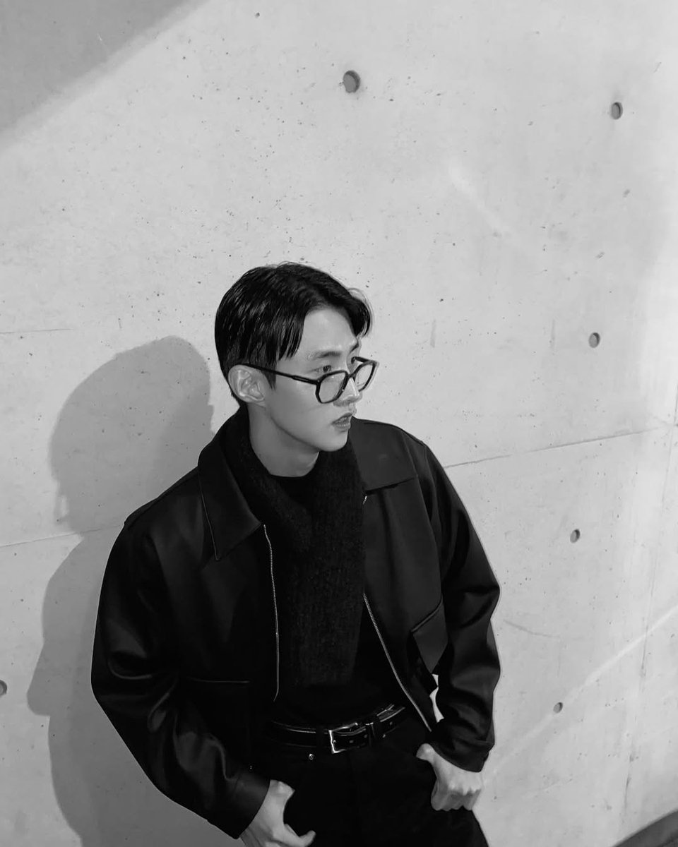 YZEOONE's tweet image. Salutes! 🫡 It’s Yeo One of PENTAGON, who just completed his military service and is now trying to find more peers to make his timeline more alive. No need to think twice, just come and sign yourself as my new friend! I’m funny, maybe. 𝕻𝖑𝖊𝖆𝖘𝖊 𝖇𝖊 𝖒𝖞 𝖋𝖗𝖎𝖊𝖓𝖉. ⛓️💣