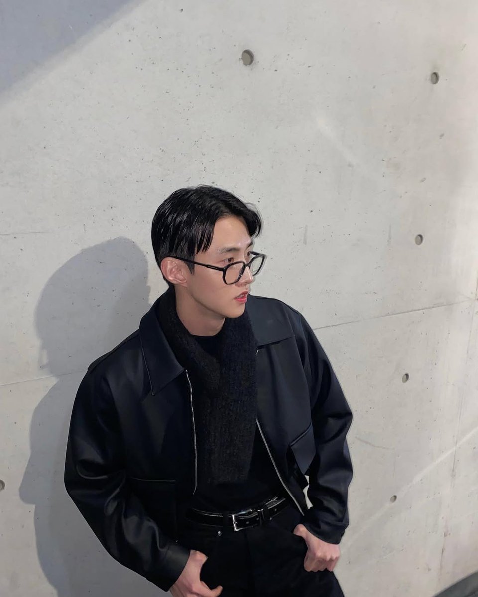 YZEOONE's tweet image. Salutes! 🫡 It’s Yeo One of PENTAGON, who just completed his military service and is now trying to find more peers to make his timeline more alive. No need to think twice, just come and sign yourself as my new friend! I’m funny, maybe. 𝕻𝖑𝖊𝖆𝖘𝖊 𝖇𝖊 𝖒𝖞 𝖋𝖗𝖎𝖊𝖓𝖉. ⛓️💣