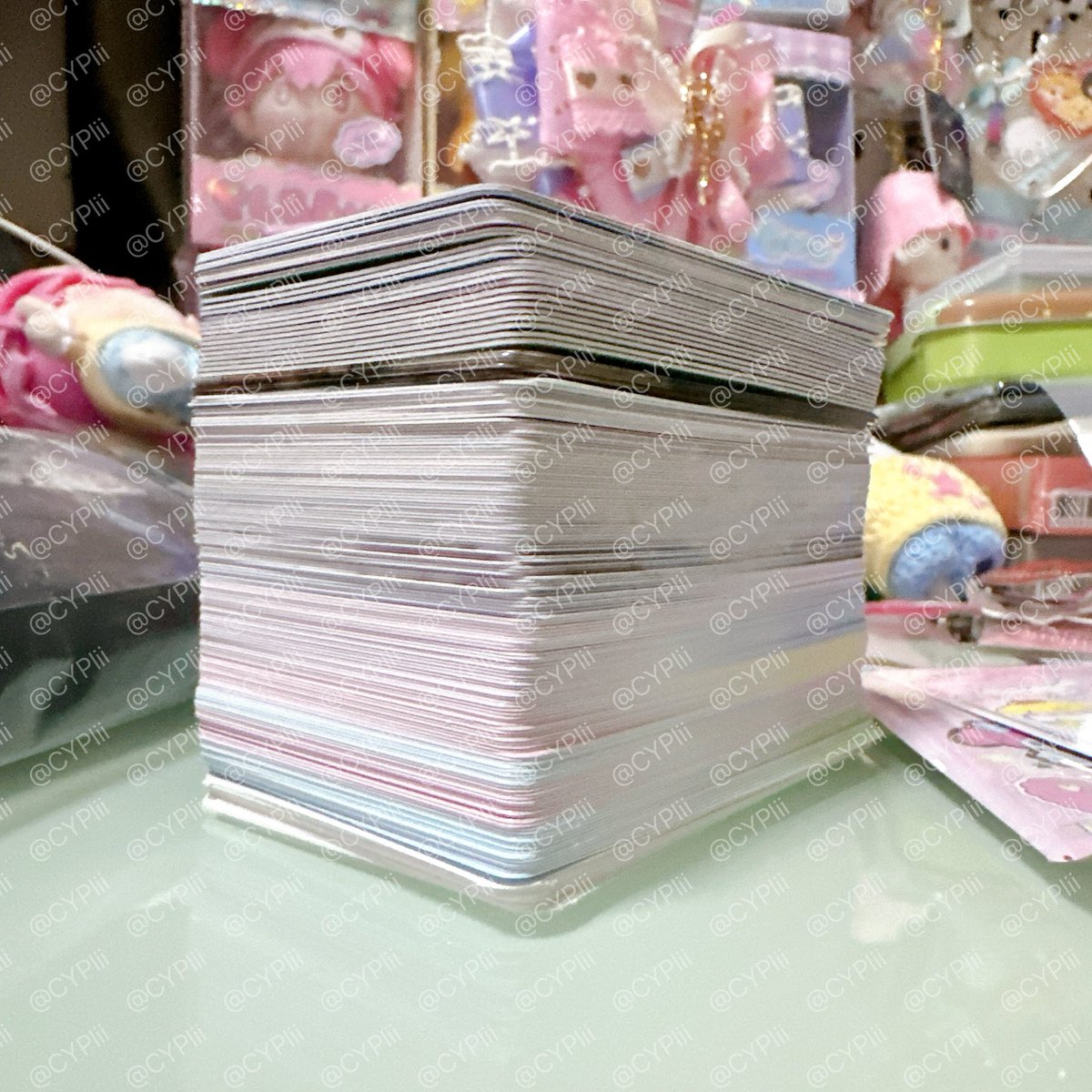 CYPlli's tweet image. เปิดเพิ่มอีก 2 ซองใบรวมซานริโอ้ก็ออกเลย กี้ดดด สรุป 64 ซองได้ครบทุกใบ😭🫶🏻 คอมพลีทแล้ว💙💜💗❤️🖤 กองการ์ดซ้ำทางขวาเดี๋ยวมาปล่อย หาที่ว่างถ่ายรูปก่อน โต๊ะรกมาก🥺