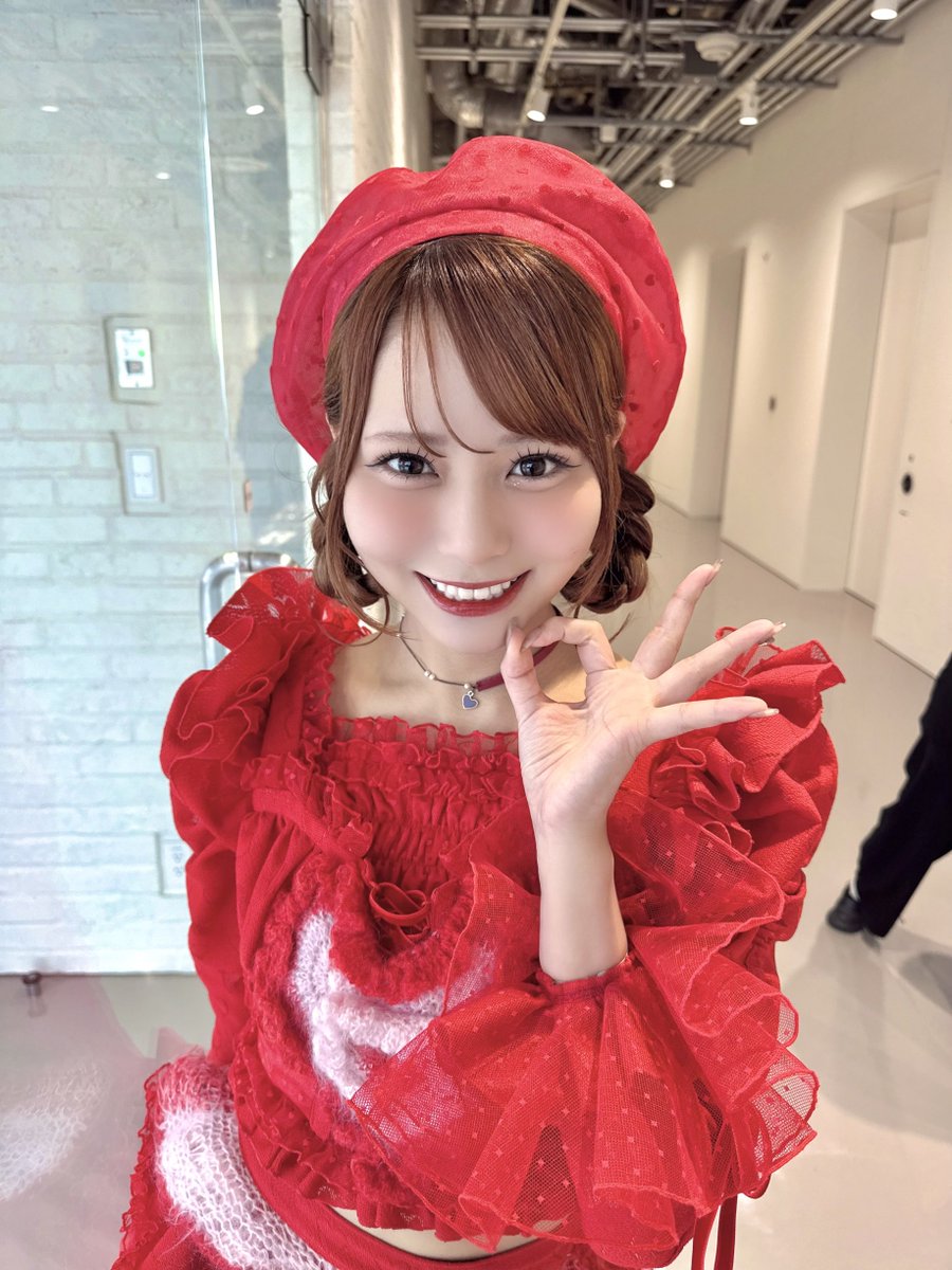 『 #ベストアーティスト2025 』
ありがとうございました❄️♡

「とくべチュ、して」
を披露させて頂きました！

初出演とても嬉しかったです🥺✨

豪華なアーティストの皆さんの中に
呼んで頂き光栄でした🥲🍓❣️

流し前髪ポンデリングにしてみたよ〜🍩
MVと同じスタイルっ🎞️🫧

#イコラブ