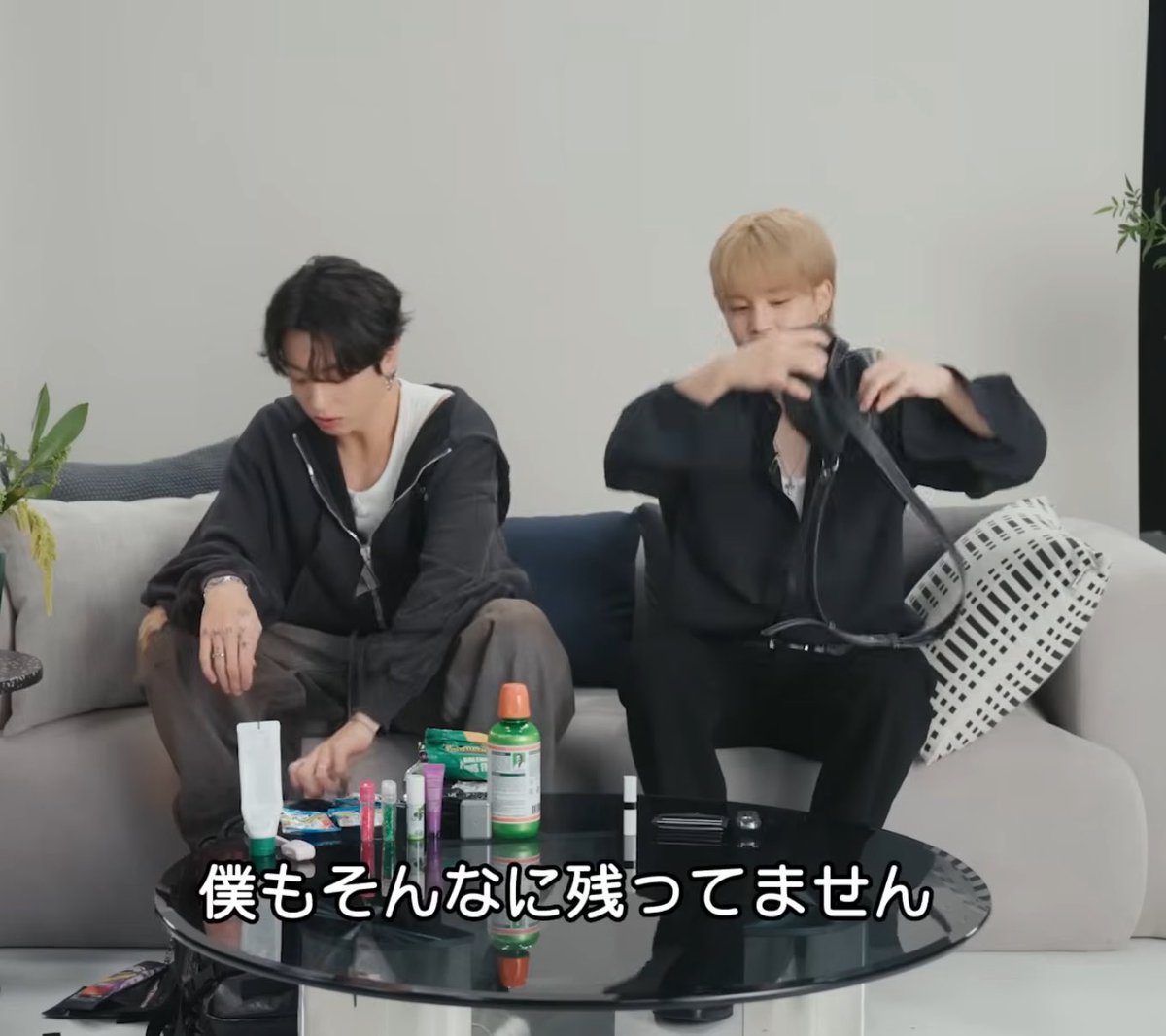 eternalhyyh's tweet image. JK&apos;s bag                                  Jimin&apos;s bag
- jellies                                   - wallet
- mouth freshner               - car key
- lip balm                               - lip balm
- 2 wallets
- oral spray
- floss
- mouthwash
- keys
- perfume
- chargers
- phone