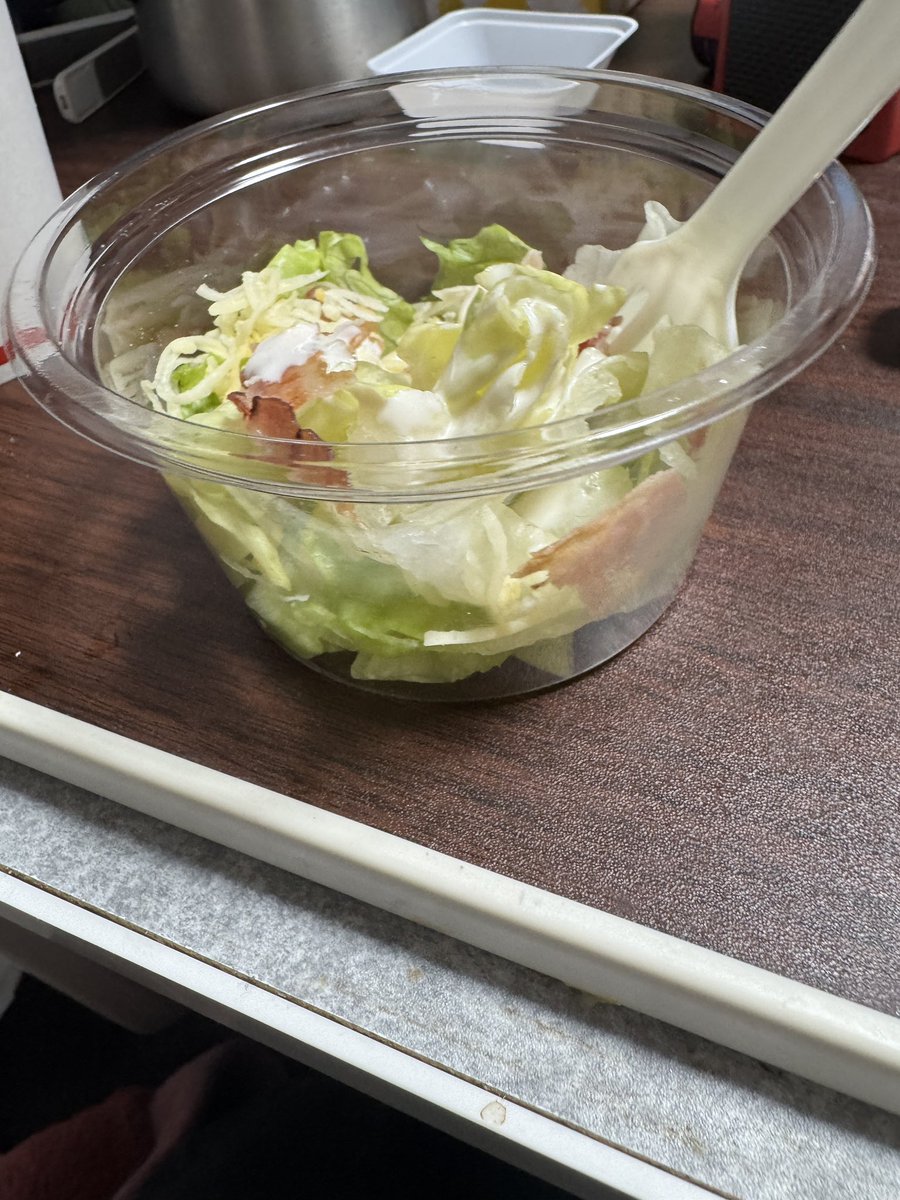 さっきバーガーキングで単品サラダ買ったんやけど、
バーガーキングさんこれは、
少なすぎんか？
単品だよ？
こんなもん？

#バーガーキング　#burgerking