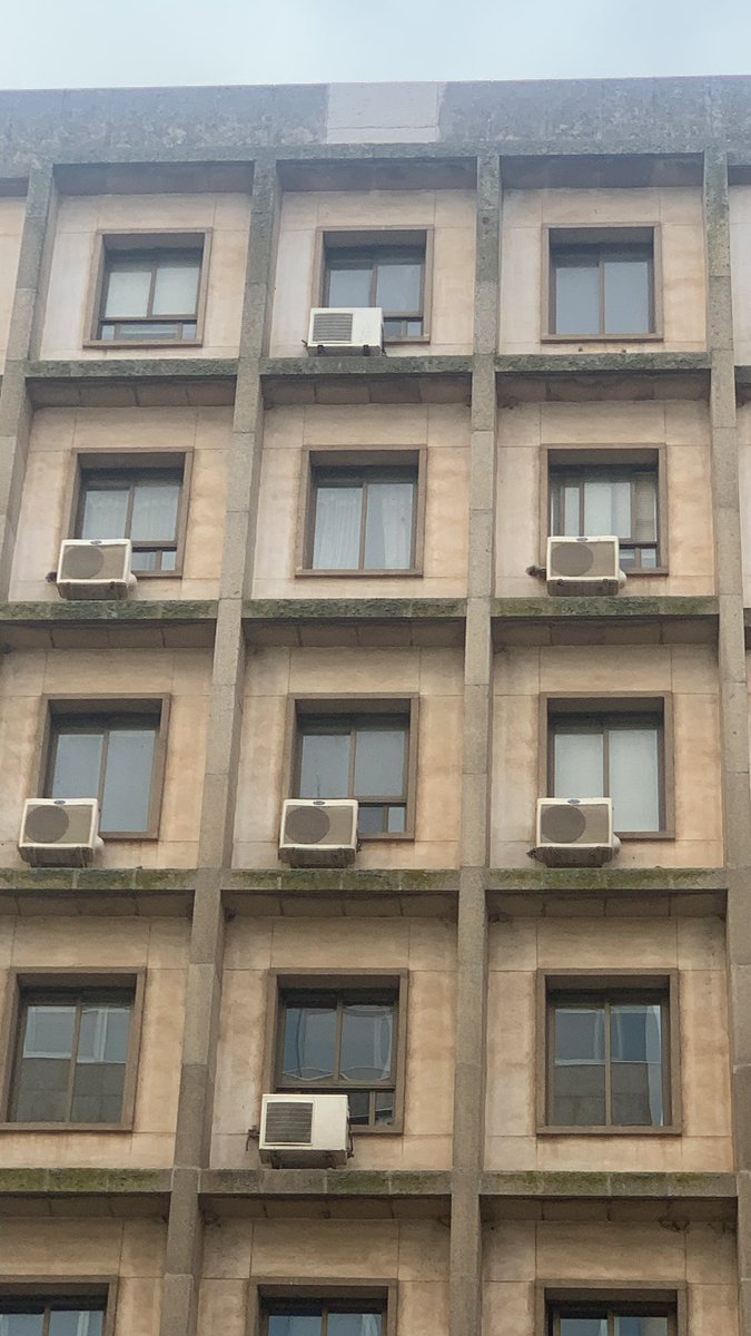 Se ha tardado, pero al final un símbolo fascista menos en Caceres