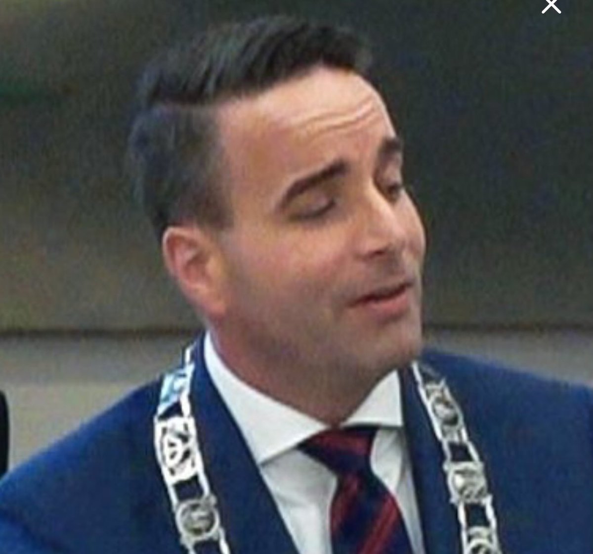 Goden nee, het gepeupel. Snel. Een minnelijk lachje, dan zien ze mijn dedain niet.